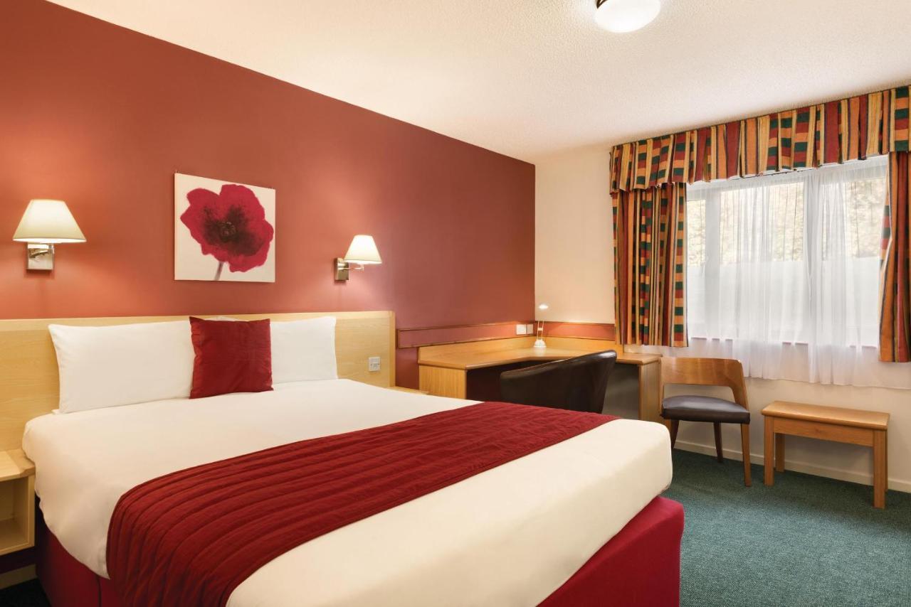 Days Inn Hotel Bradford - Leeds Брайтхаус Экстерьер фото