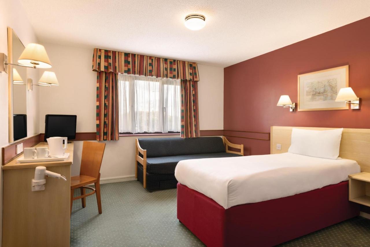 Days Inn Hotel Bradford - Leeds Брайтхаус Экстерьер фото