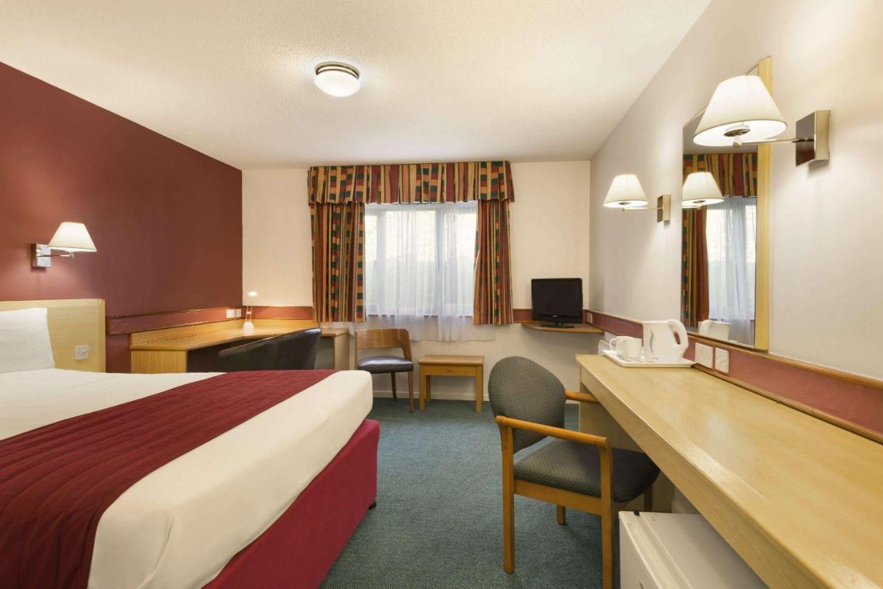 Days Inn Hotel Bradford - Leeds Брайтхаус Экстерьер фото